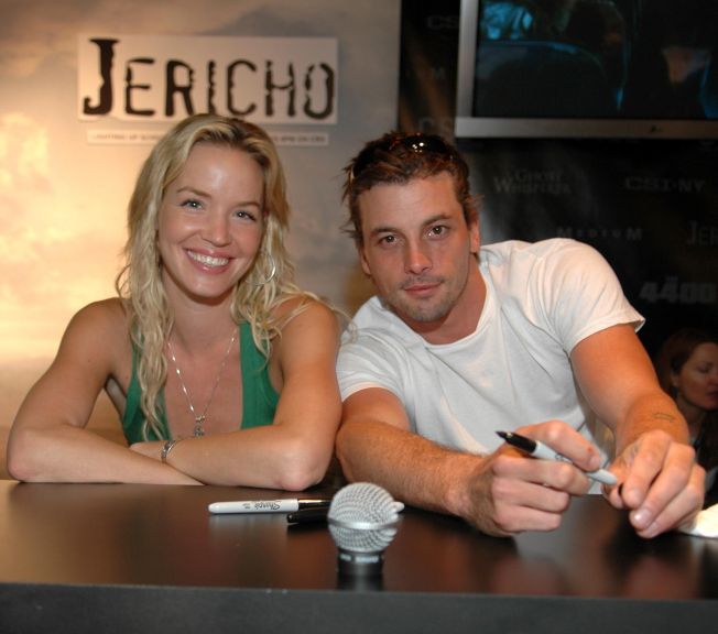 Ashley Scott and Skeet Ulrich sign autographs for fans. Comic-Con San Diego 2006.