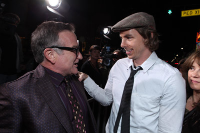 Robin Williams and Dax Shepard at event of Seni vilkai (2009)