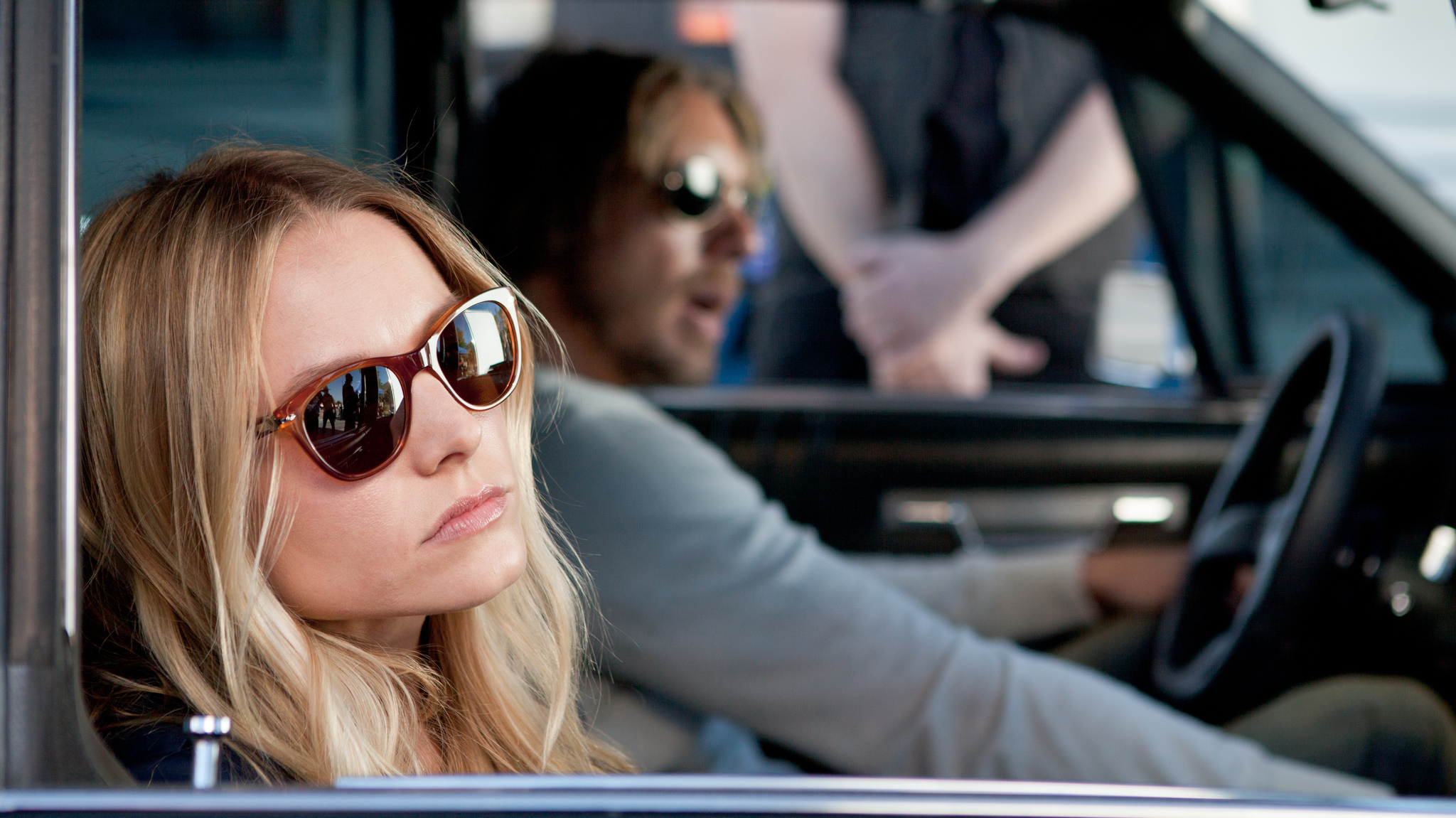 Still of Kristen Bell and Dax Shepard in Hit and Run (2012)