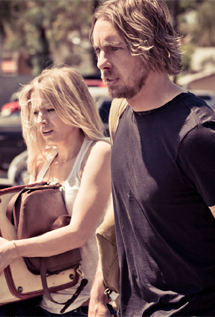 Still of Kristen Bell and Dax Shepard in Hit and Run (2012)