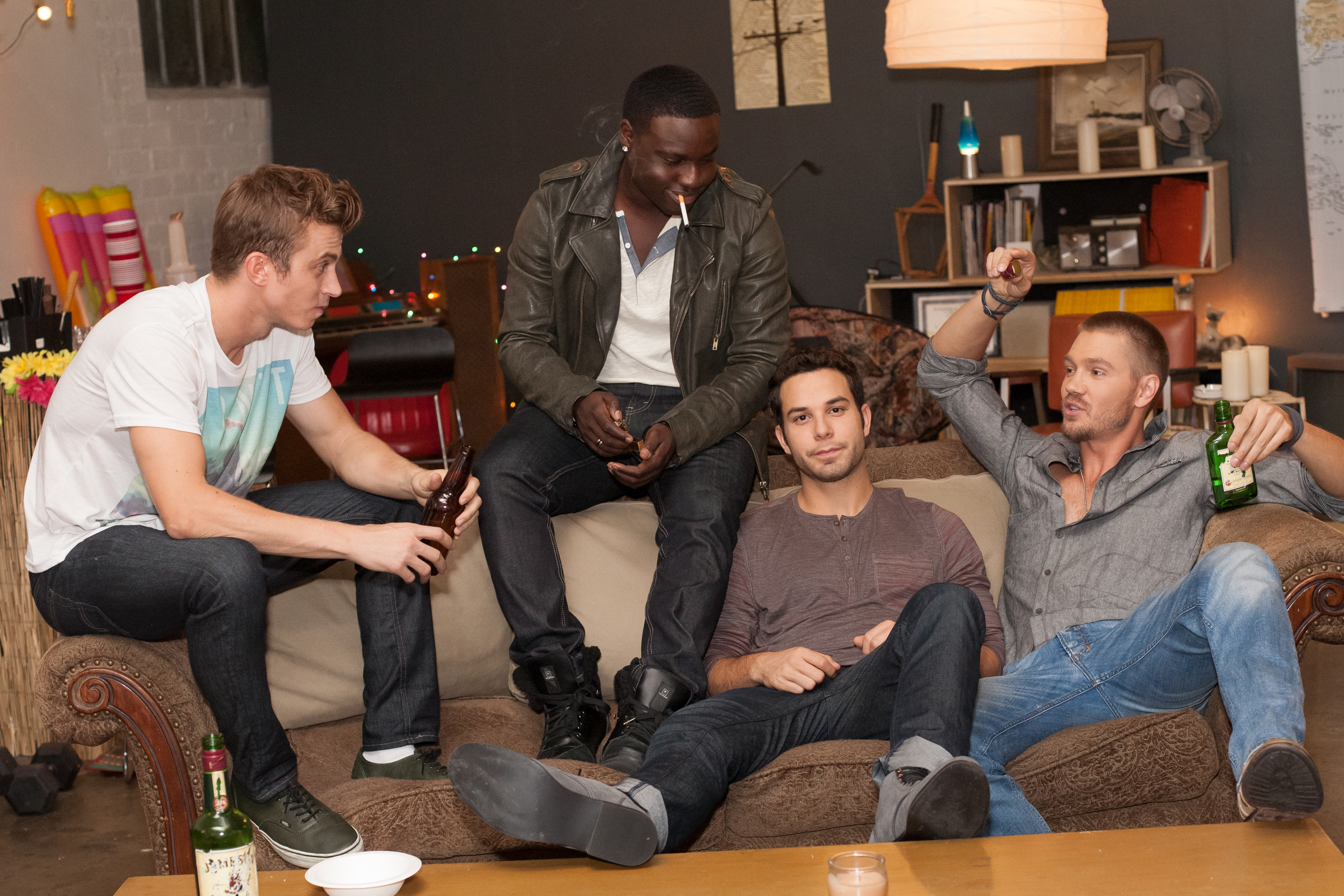 Still of Chad Michael Murray, Kenny Wormald, Skylar Astin and Dayo Okeniyi in Cavemen (2013)