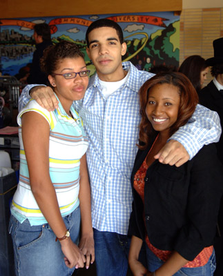 Andrea Lewis, Sarah Barrable-Tishauer and Aubrey Graham at event of Degrassi: The Next Generation (2001)