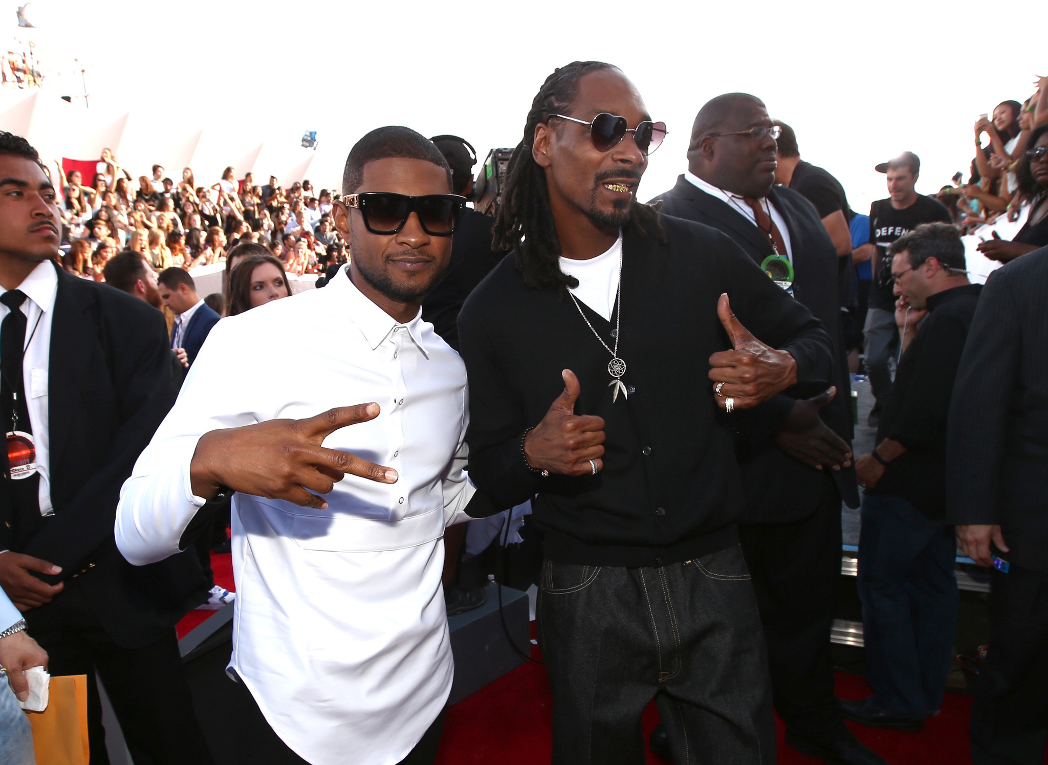 Snoop Dogg and Usher Raymond at event of 2014 MTV Video Music Awards (2014)