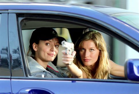Still of Ana Cristina de Oliveira and Gisele Bündchen in Taxi (2004)