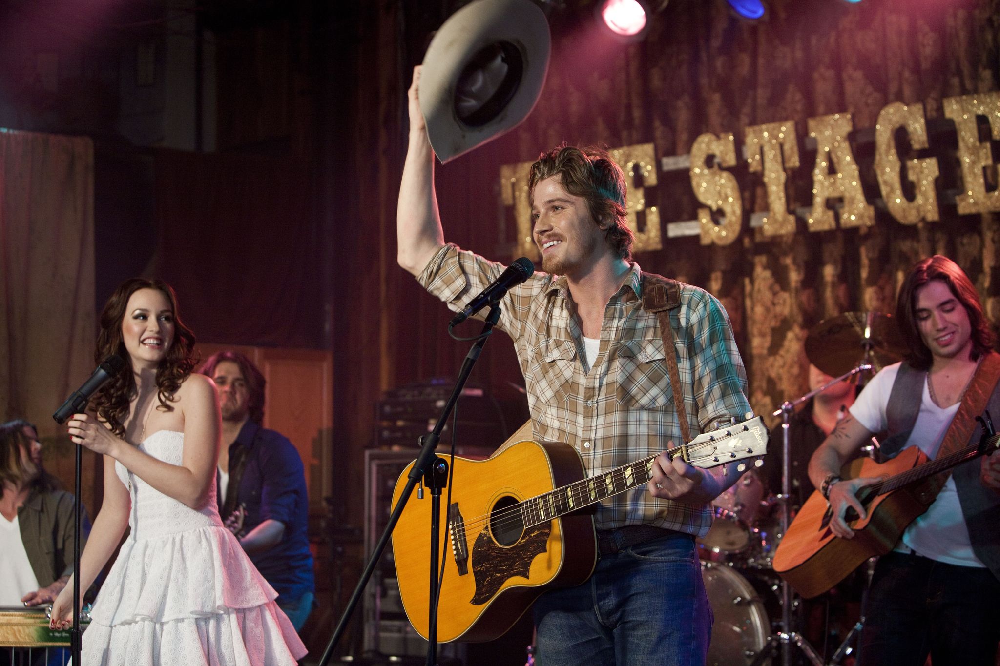 Still of Leighton Meester and Garrett Hedlund in Country Strong (2010)