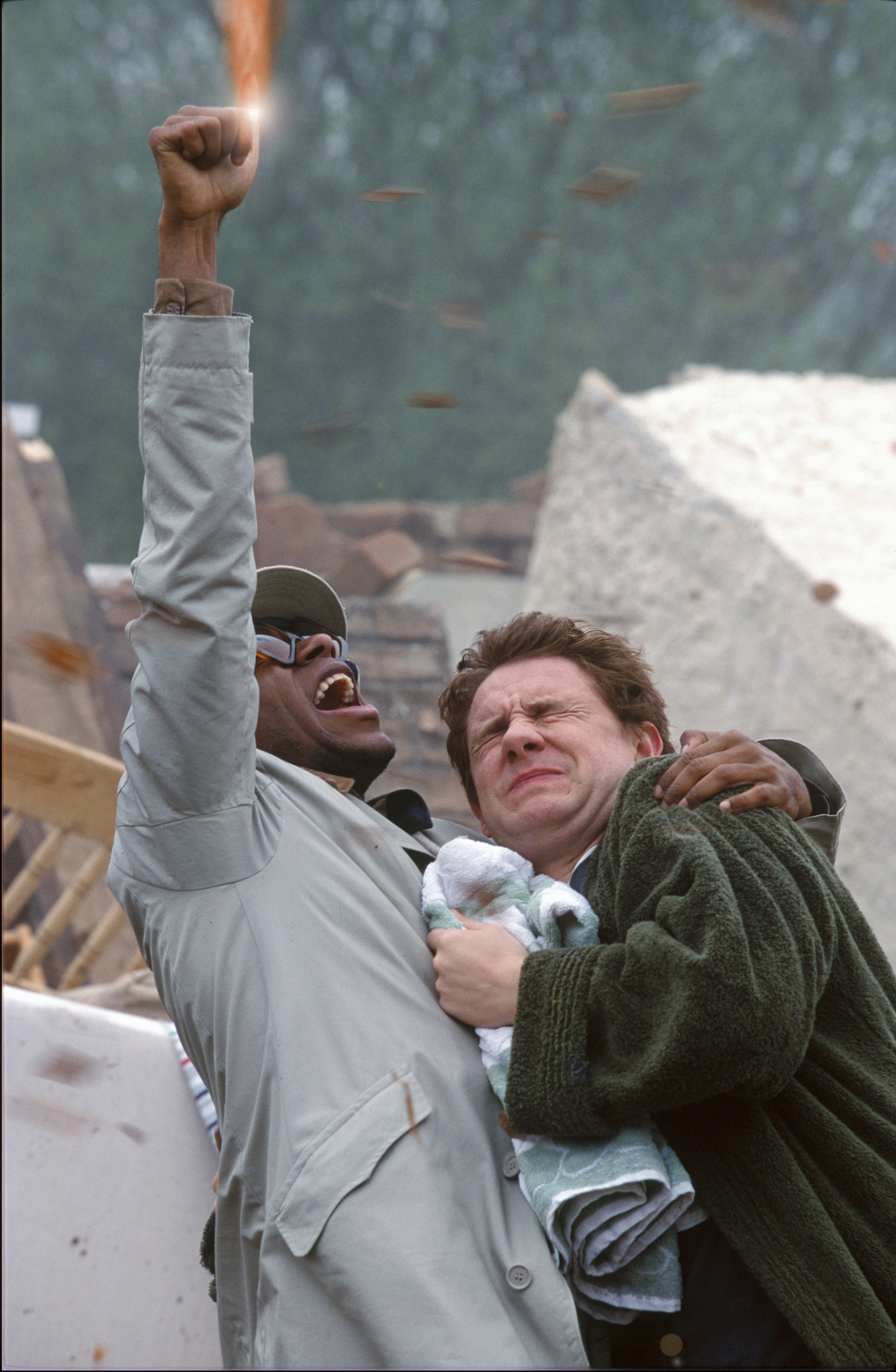 Still of Yasiin Bey and Martin Freeman in The Hitchhiker's Guide to the Galaxy (2005)