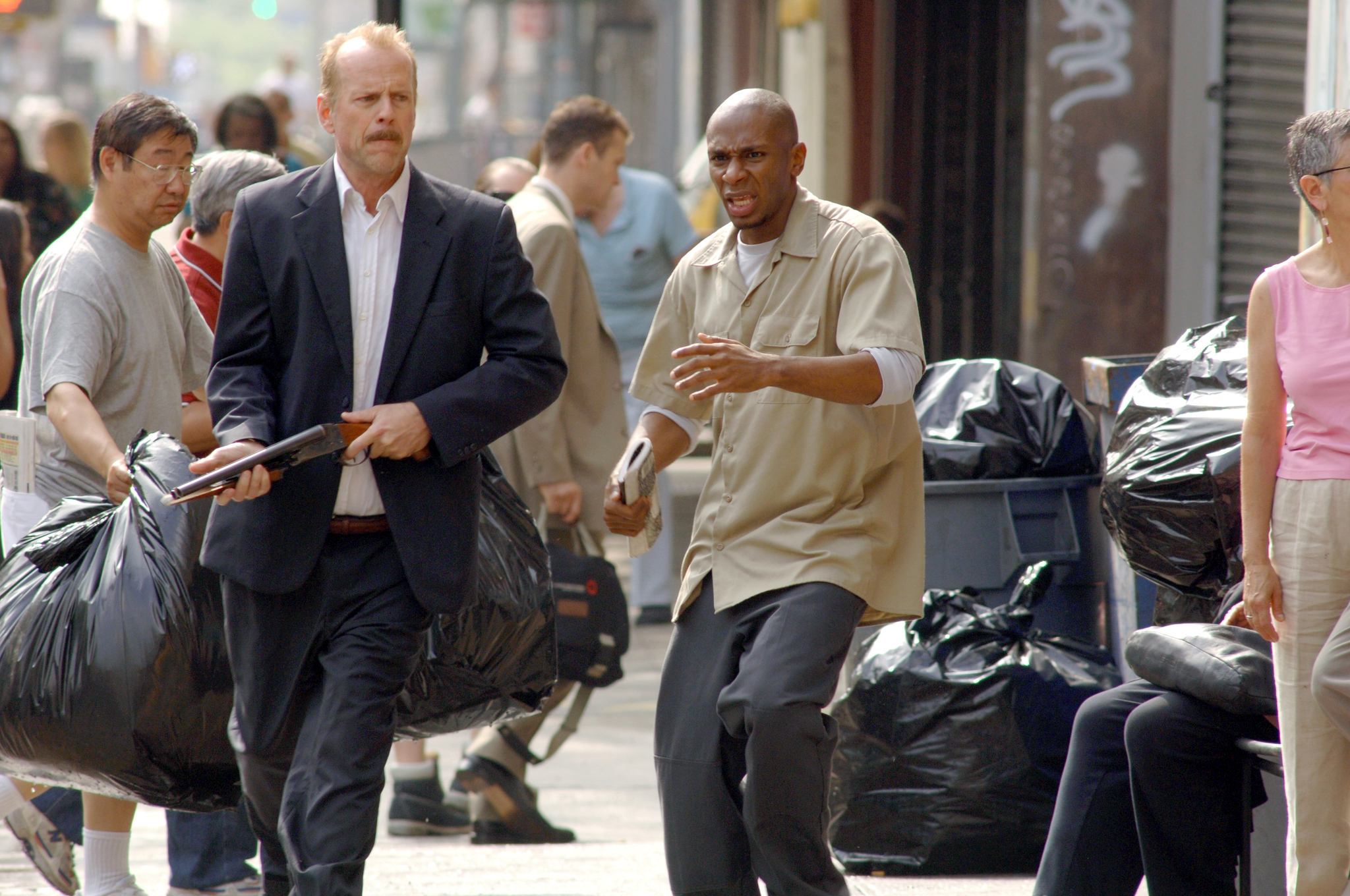 Still of Bruce Willis and Yasiin Bey in 16 kvartalu (2006)