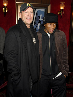 Bruce Willis and Yasiin Bey at event of 16 kvartalu (2006)