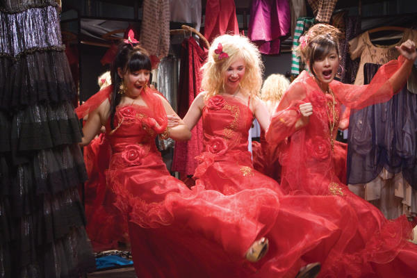 Still of Juno Temple, Linzey Cocker and Sophie Wu in Wild Child (2008)