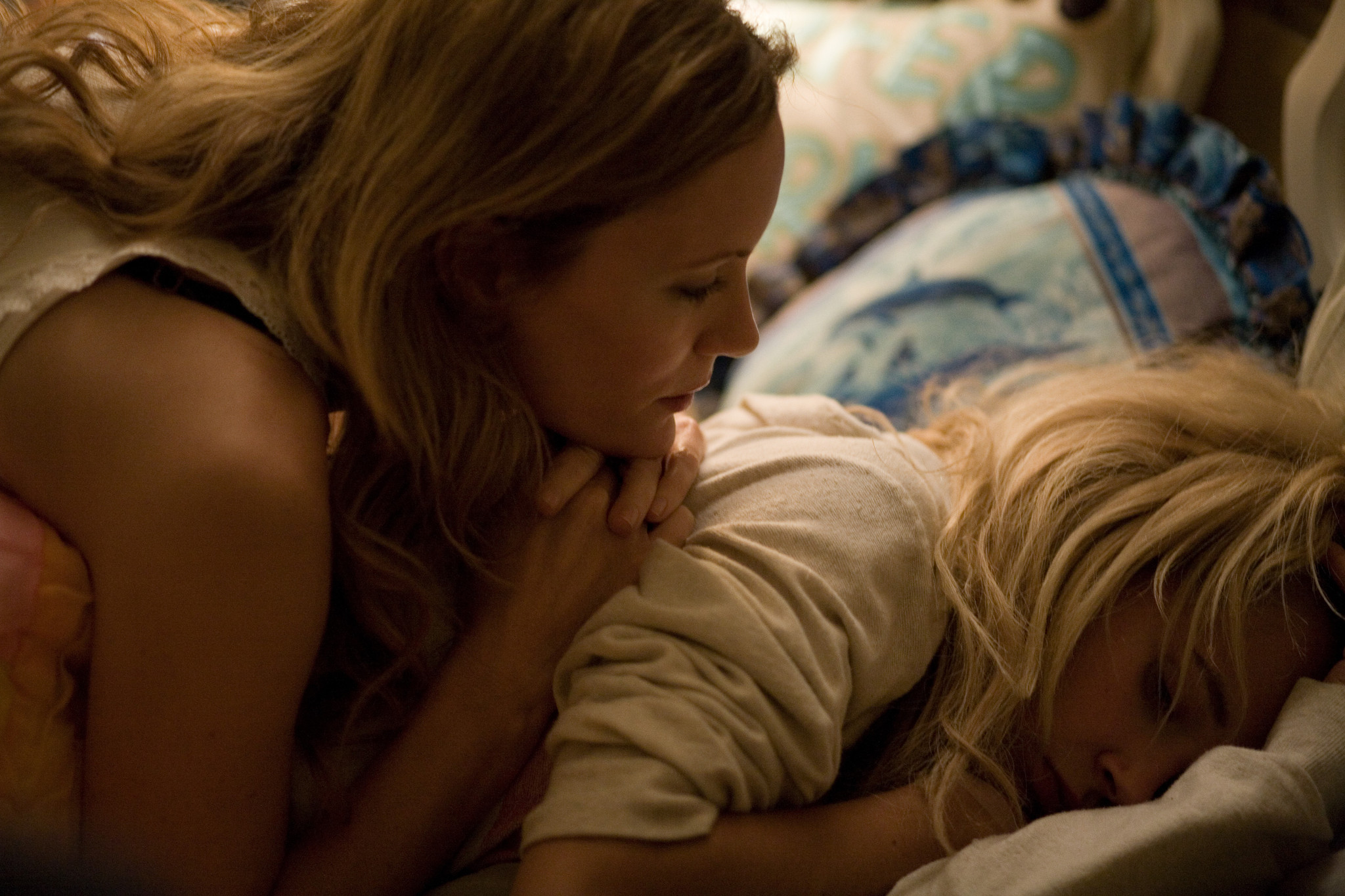 Still of Leslie Mann and Juno Temple in Little Birds (2011)