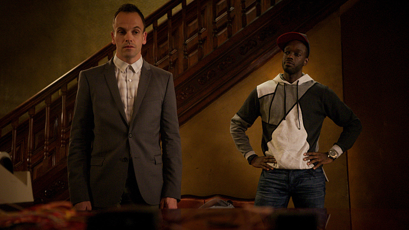 Still of Jonny Lee Miller and Ato Essandoh in Elementaru (2012)