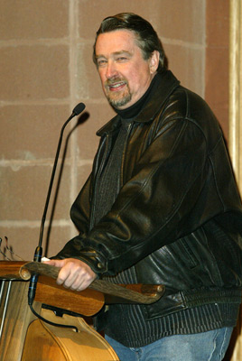 Geoffrey Gilmore at event of Riding Giants (2004)