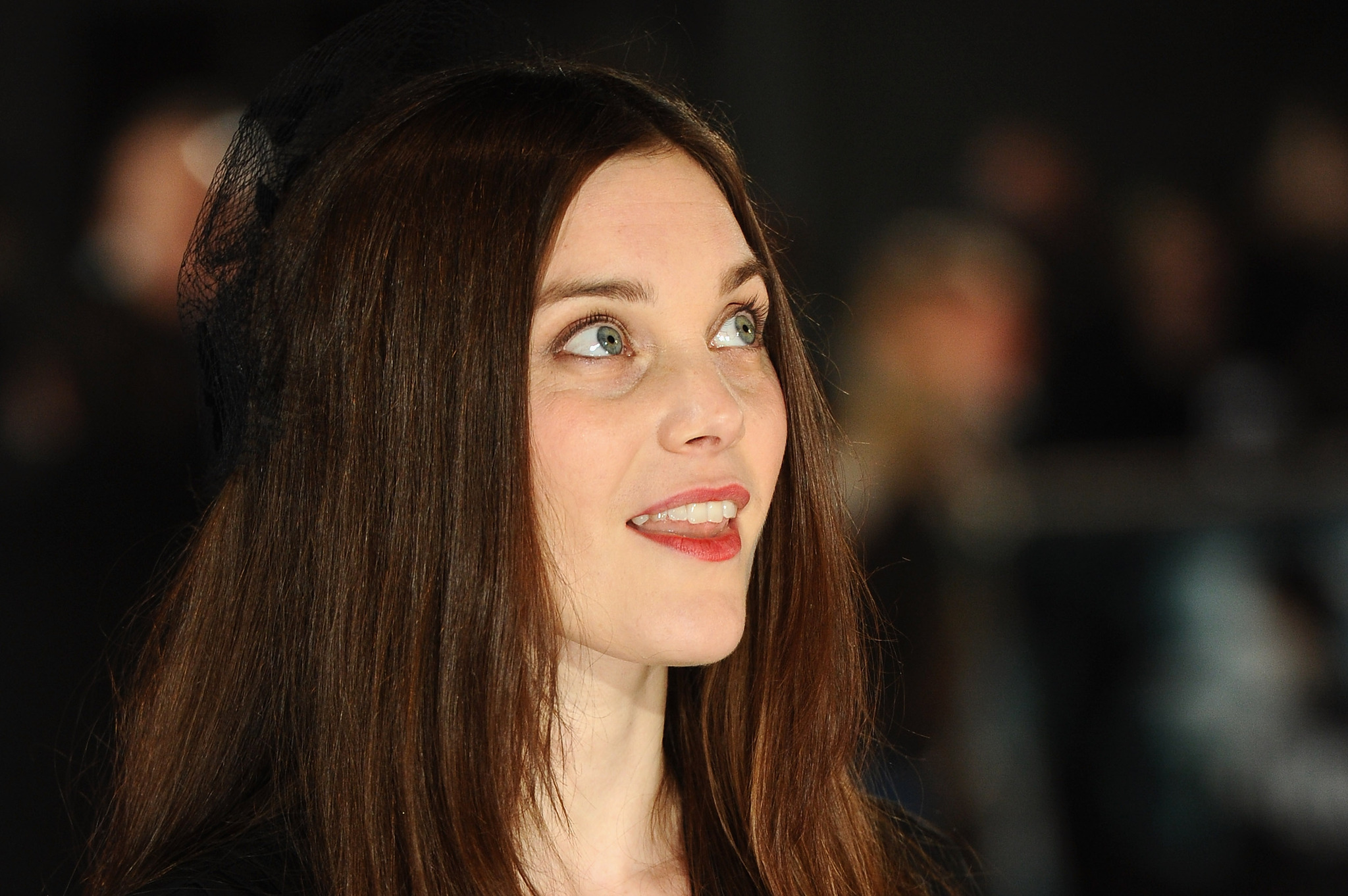 Liz White at event of Moteris apsirengusi juodai (2012)