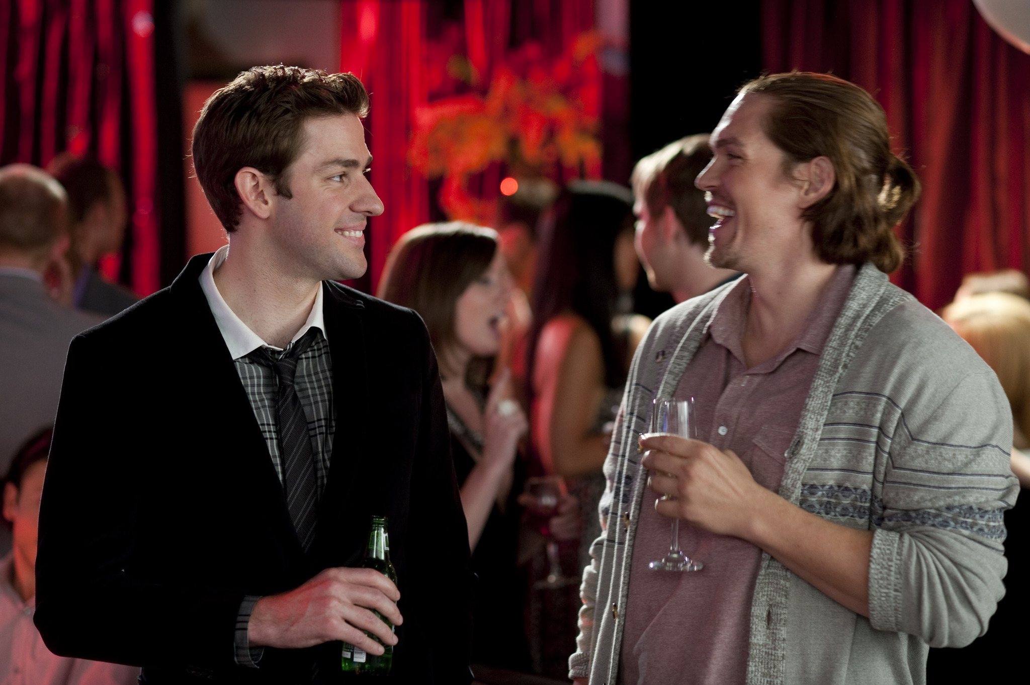 Still of Steve Howey and John Krasinski in Kazkas skolinto (2011)