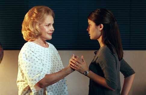 Still of Carroll Baker and Shiri Appleby in Roswell (1999)