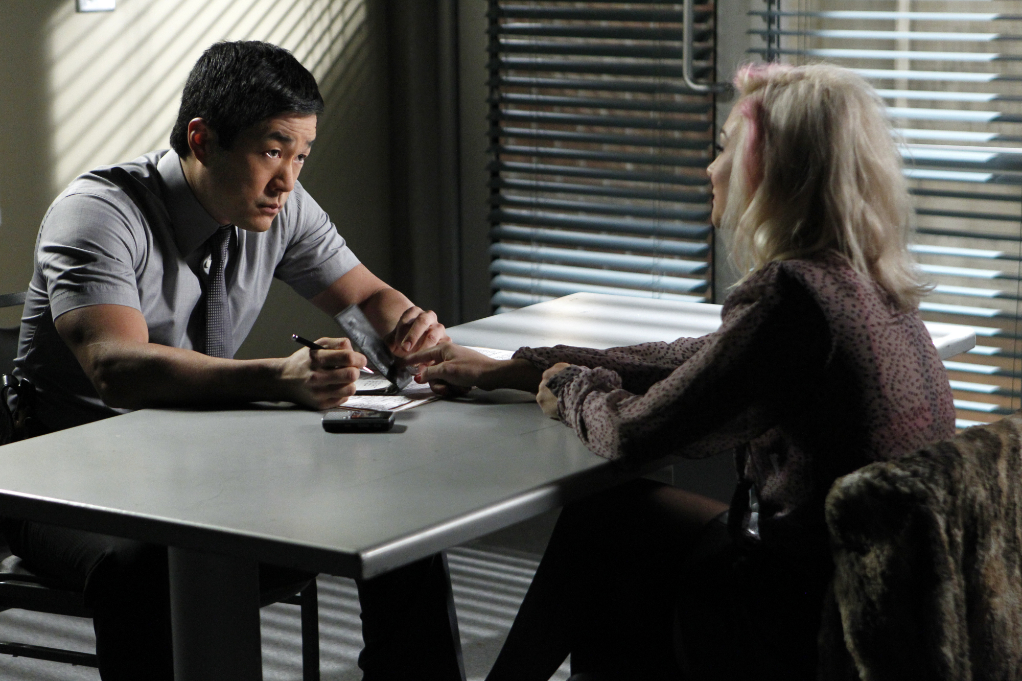 Still of Samaire Armstrong and Tim Kang in Mentalistas (2008)
