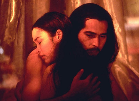 Still of Mai Charoenpura and Johnny Anfone in Suriyothai (2001)