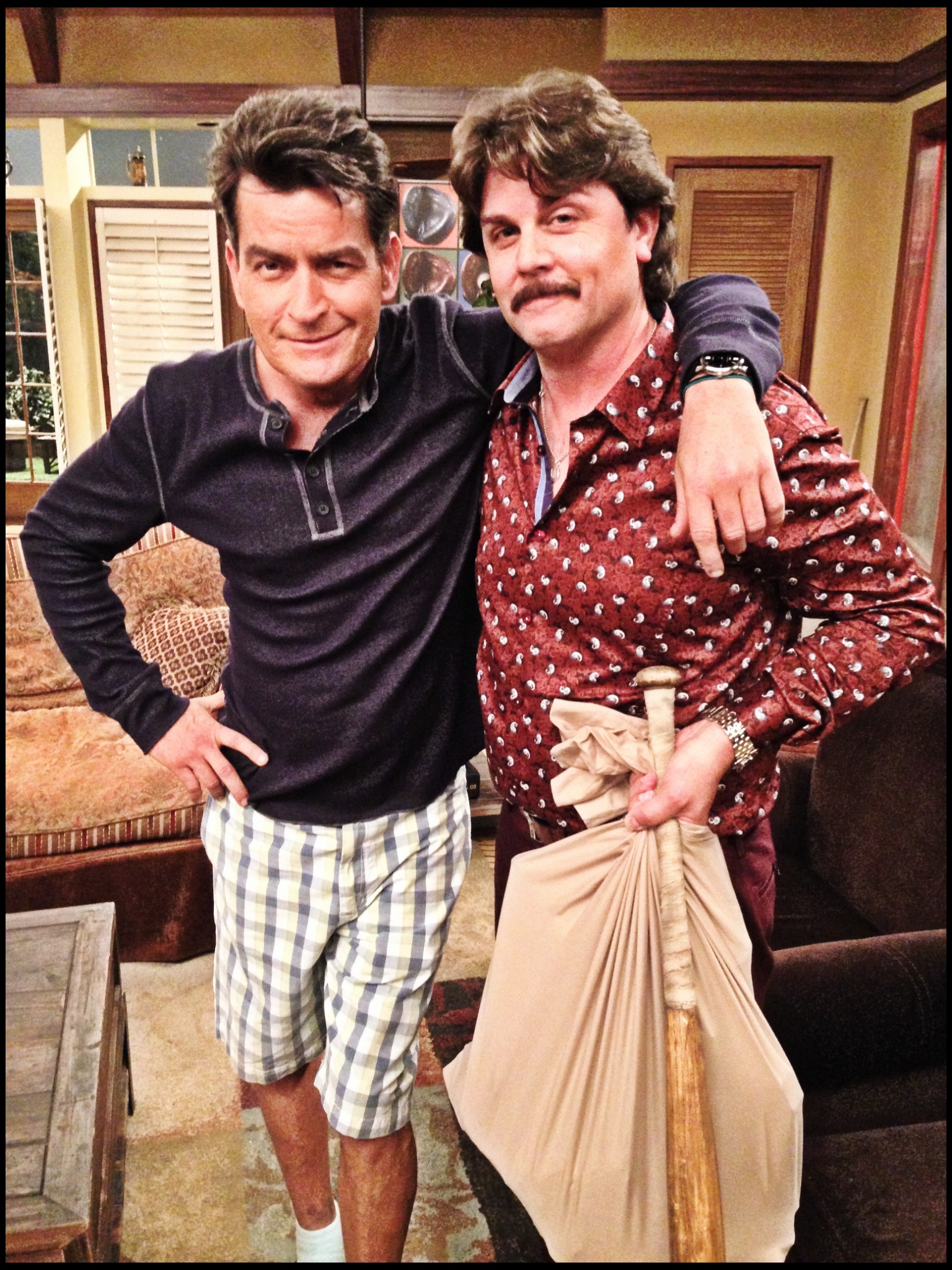 Johnny & Charlie Sheen on the set of Anger Management with Ray's bat & bag of guns.