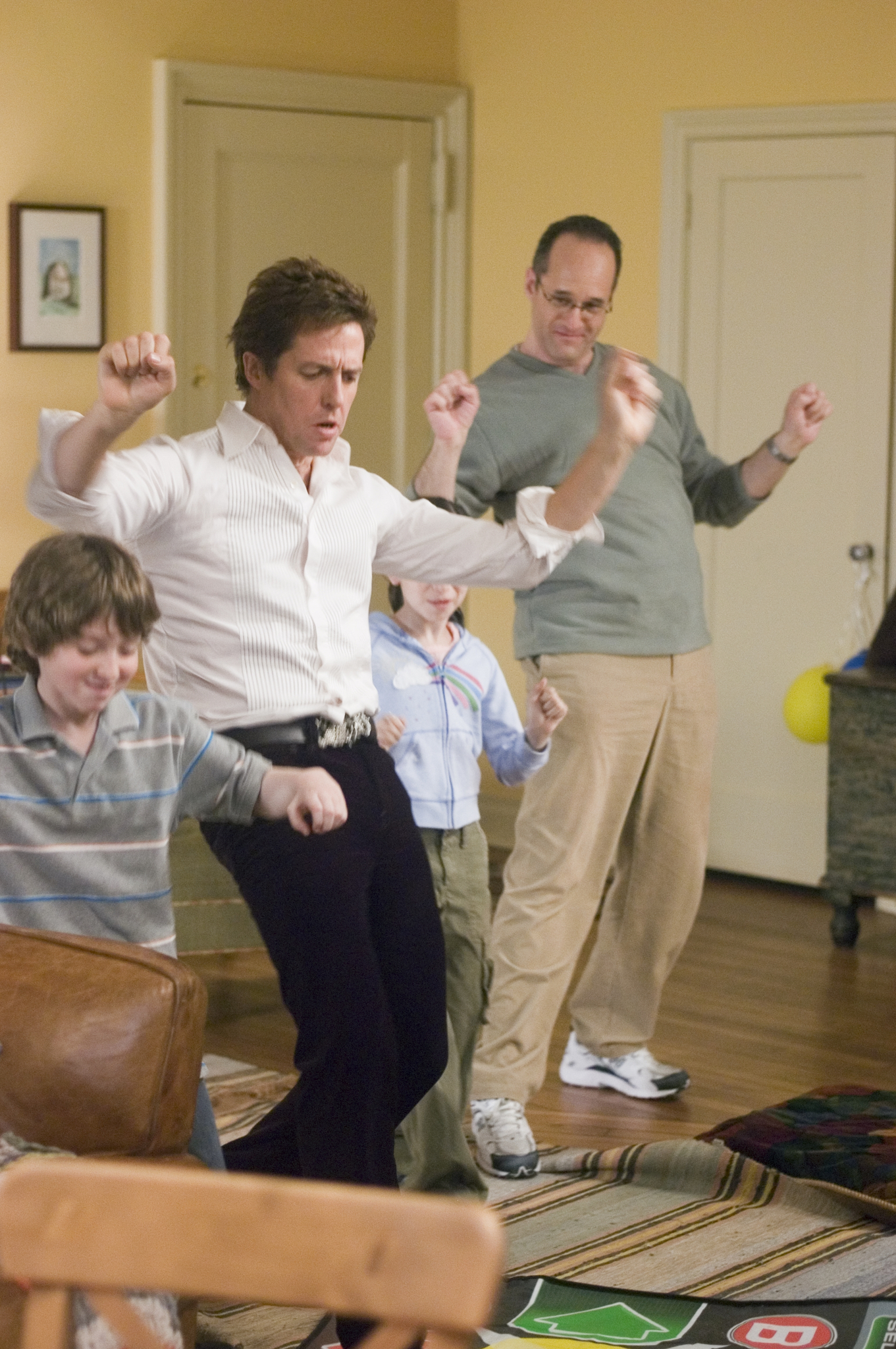 Still of Hugh Grant, Adam Grupper, Emma Lesser and Jeremy Karson in Muzika ir zodziai (2007)