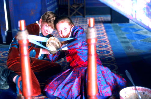 Still of Thomas Brodie-Sangster and Eliza Bennett in Nanny McPhee (2005)