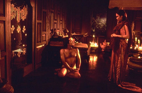 Still of Mai Charoenpura and Johnny Anfone in Suriyothai (2001)