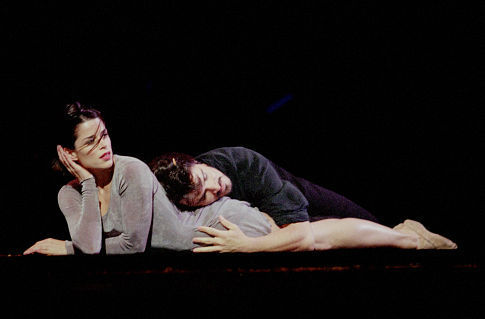 Still of Neve Campbell and Domingo Rubio in The Company (2003)