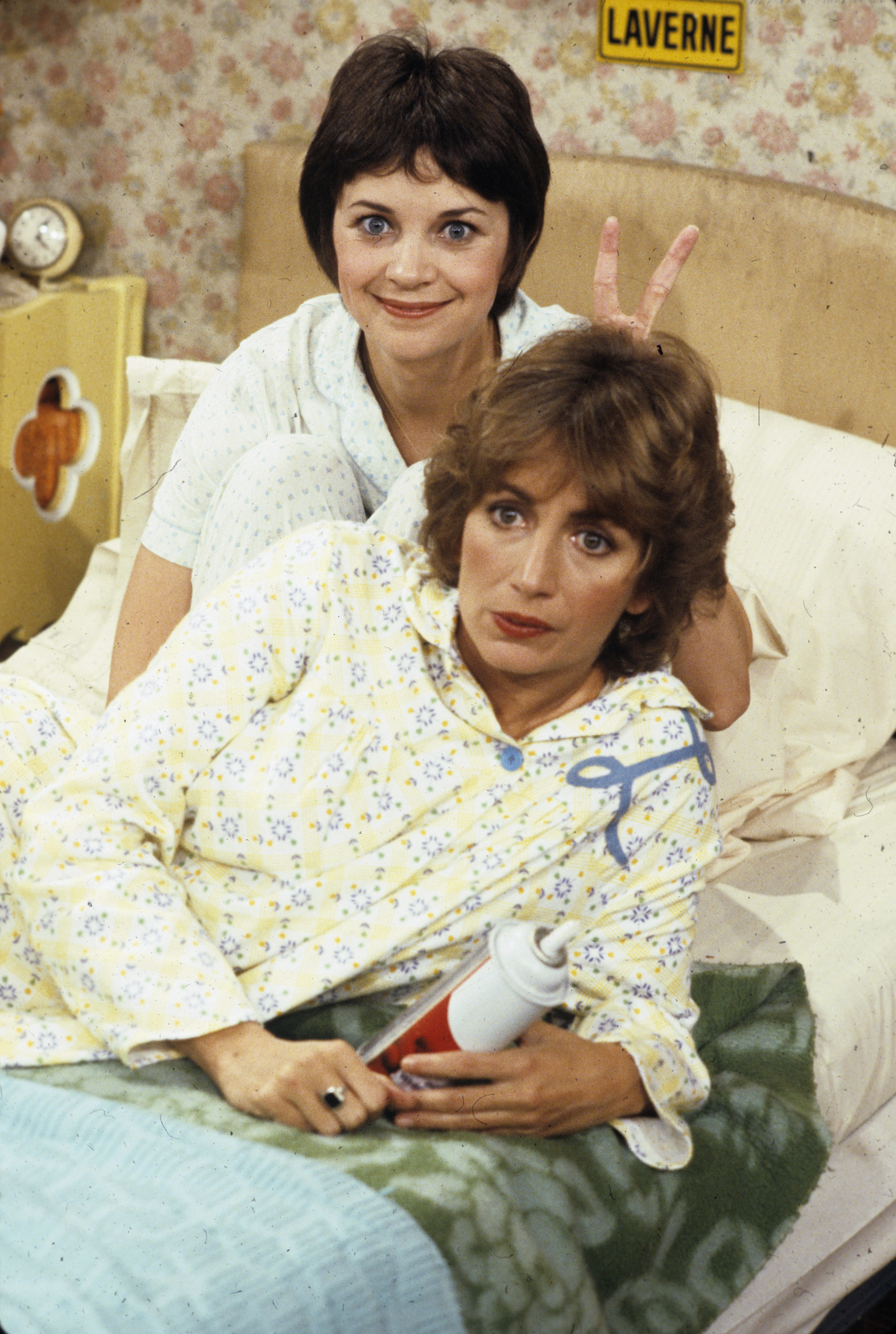 Still of Penny Marshall and Cindy Williams in Laverne & Shirley (1976)