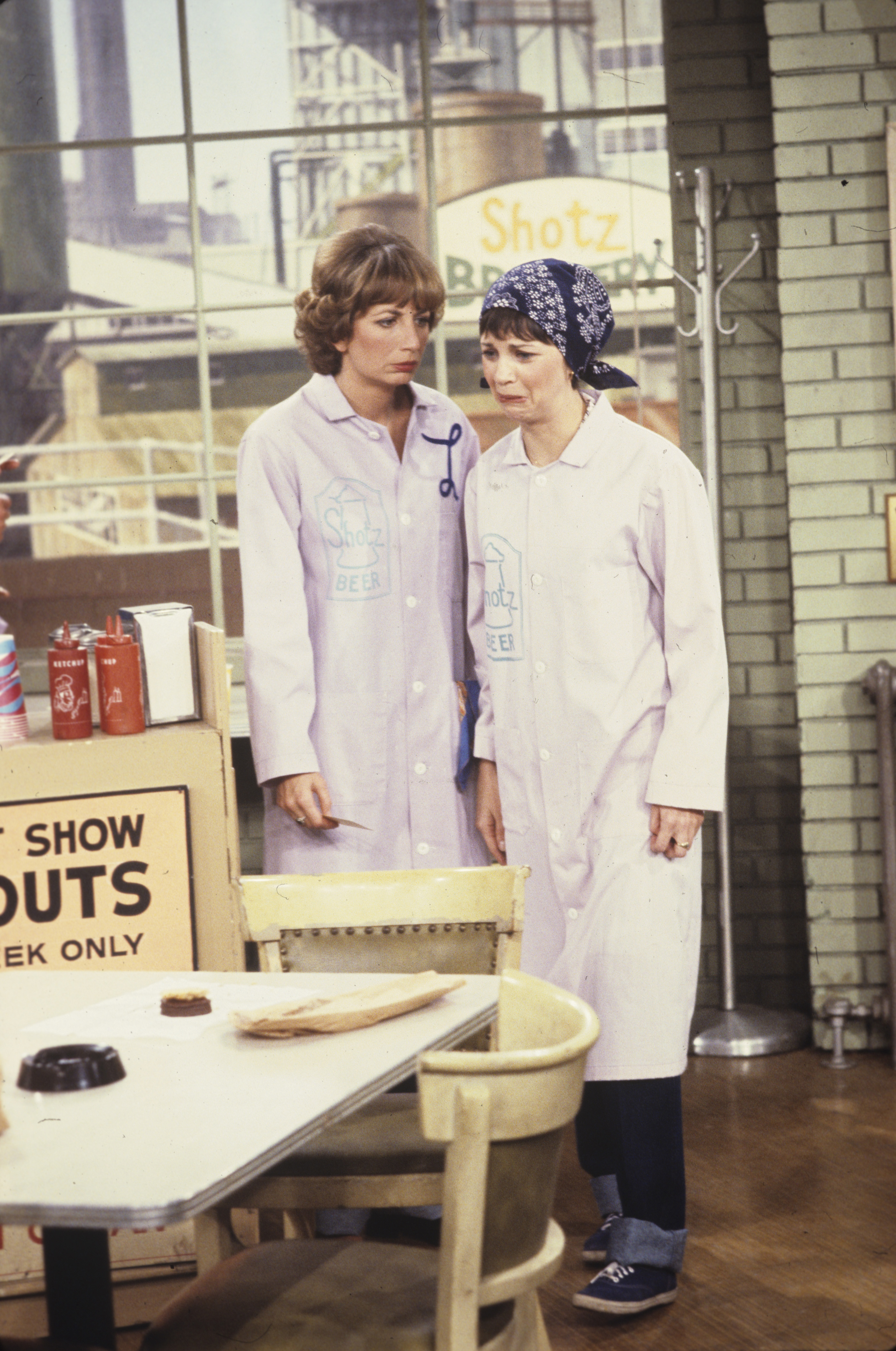 Still of Penny Marshall and Cindy Williams in Laverne & Shirley (1976)