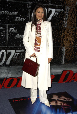 Tia Carrere at event of Pasveikink mirti kita diena (2002)