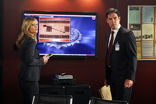 Still of Thomas Gibson and A.J. Cook in Nusikalstami protai (2005)