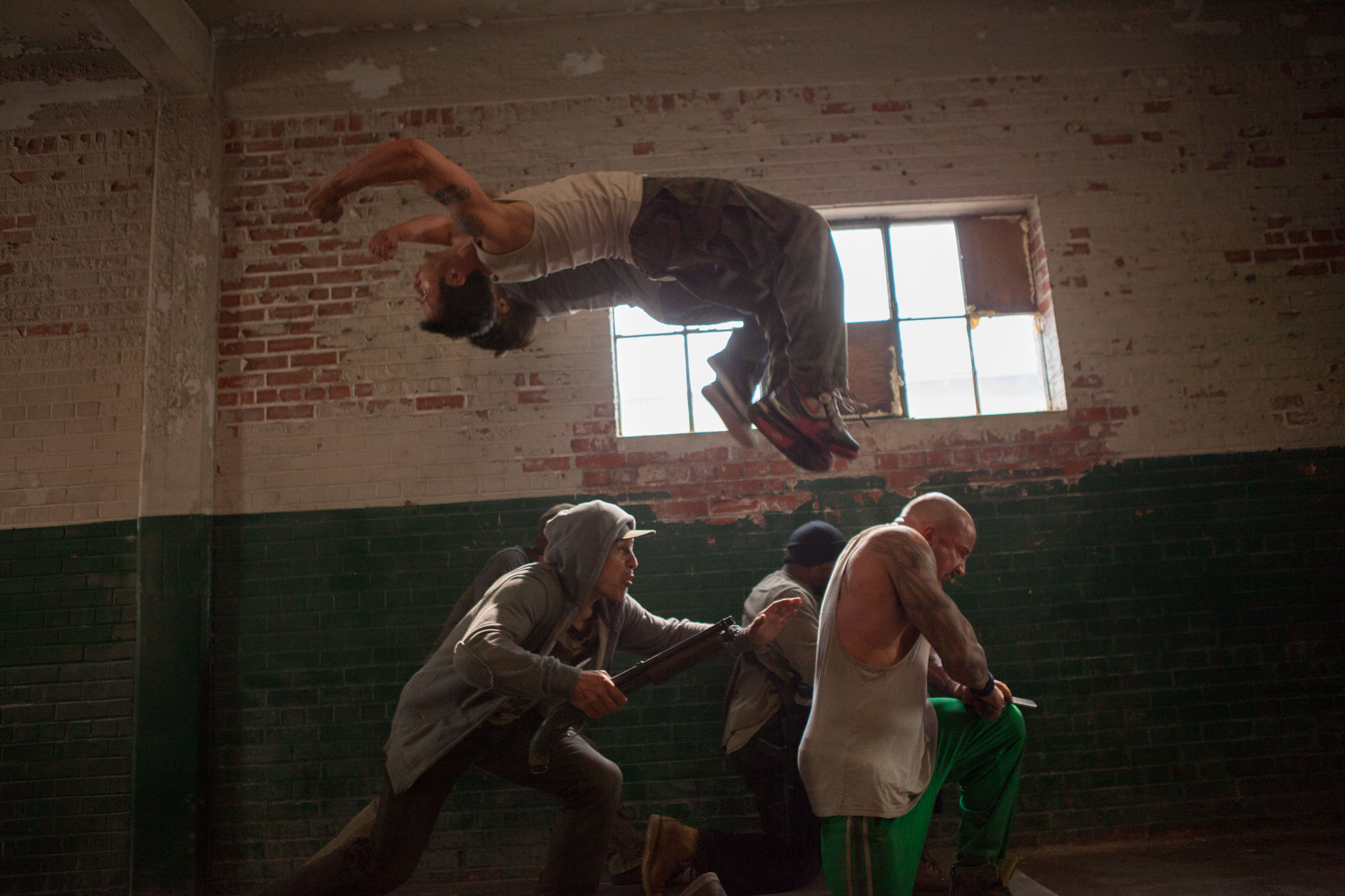 Still of Paul Walker and David Belle in 13 rajonas: plytu rumai (2014)