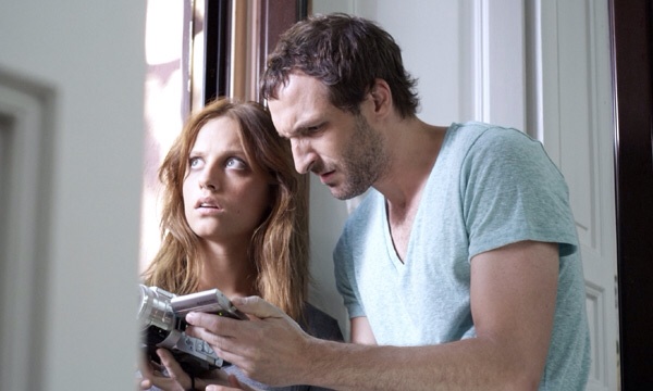 Michelle Jenner and Julián Villagrán in Extraterrestre (2011)