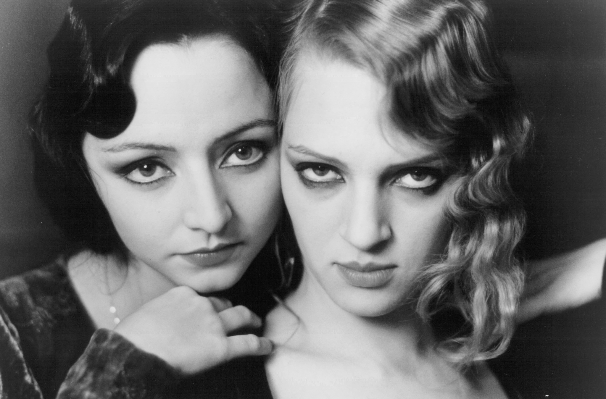 Still of Uma Thurman and Maria de Medeiros in Henry & June (1990)