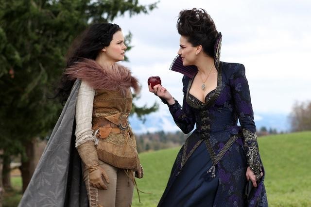 Still of Ginnifer Goodwin and Lana Parrilla in Once Upon a Time (2011)