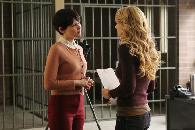Still of Ginnifer Goodwin and Jennifer Morrison in Once Upon a Time (2011)