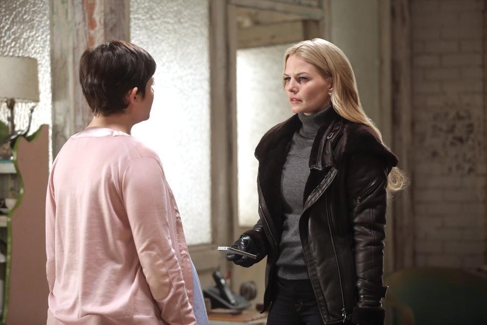 Still of Ginnifer Goodwin and Jennifer Morrison in Once Upon a Time (2011)