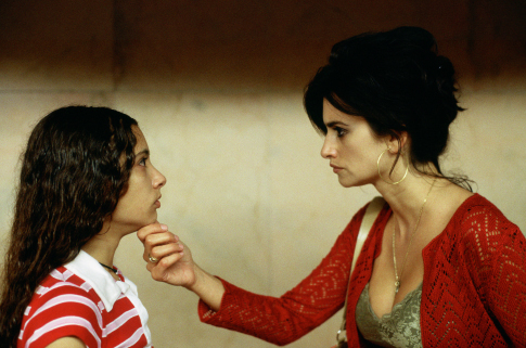 Still of Penélope Cruz and Yohana Cobo in Volver (2006)