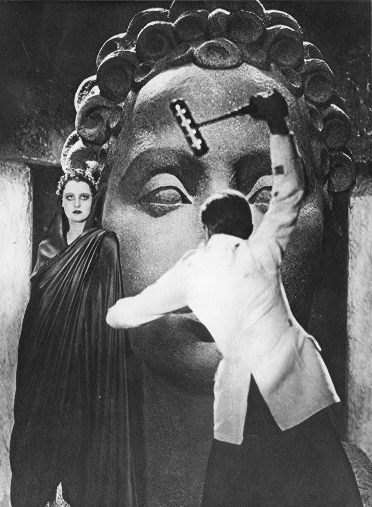Still of Brigitte Helm and Pierre Benoit in Die Herrin von Atlantis (1932)