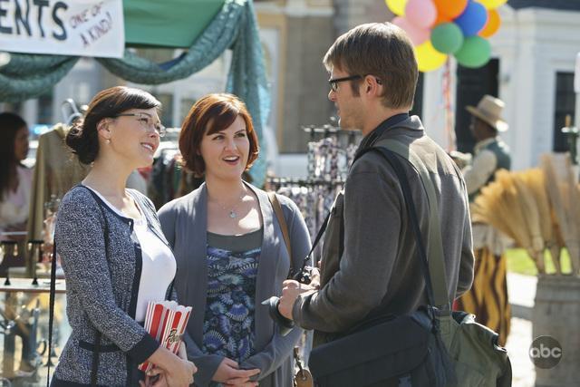 Still of Lindsay Price, Sara Rue and Johann Urb in Istvyko raganos (2009)