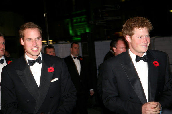 Prince Harry Windsor and Prince William Windsor at event of Paguodos kvantas (2008)