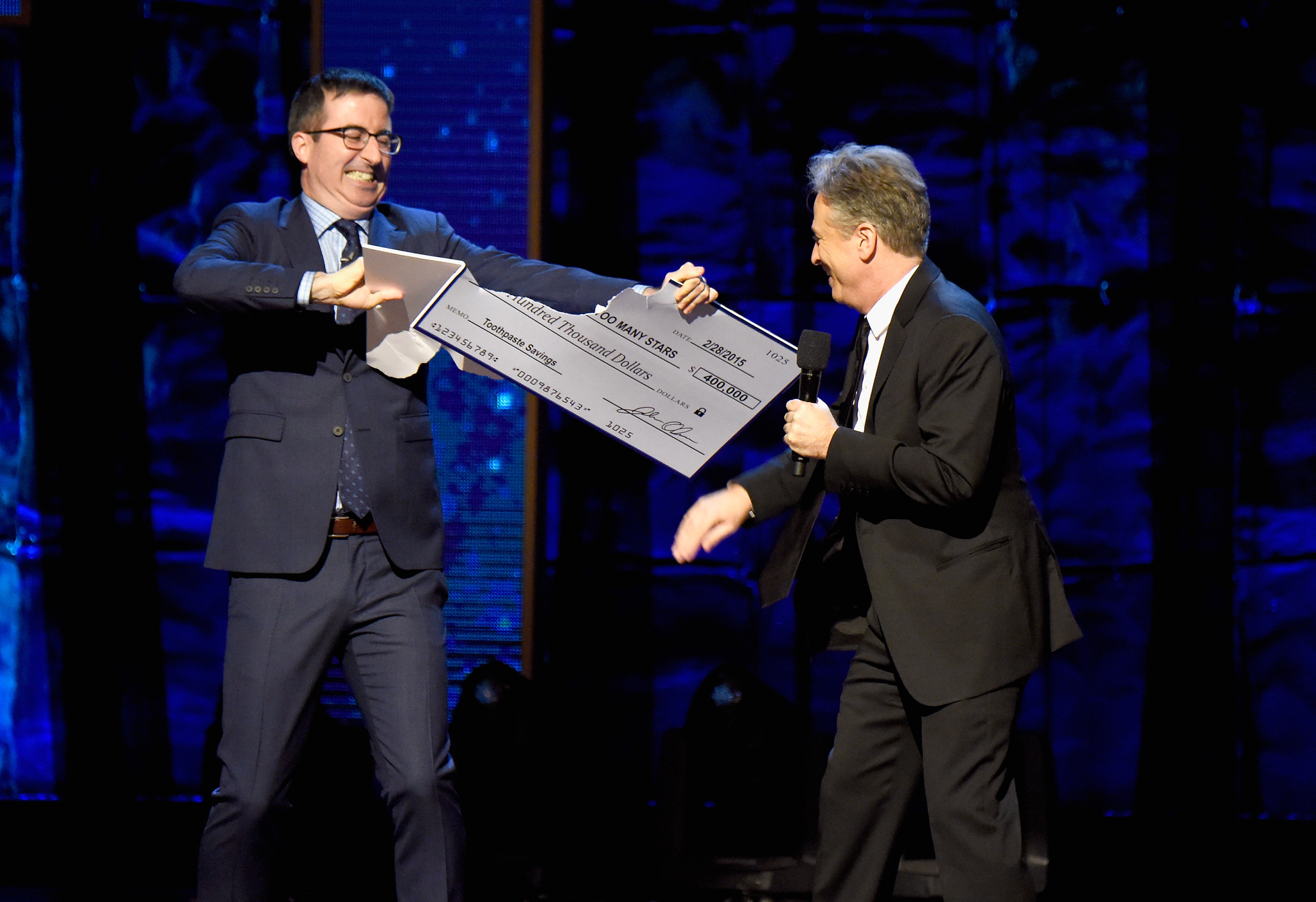 Jon Stewart and John Oliver at event of Night of Too Many Stars: America Comes Together for Autism Programs (2015)