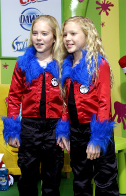 Danielle Chuchran and Brittany Oaks at event of Dr. Seuss' The Cat in the Hat (2003)