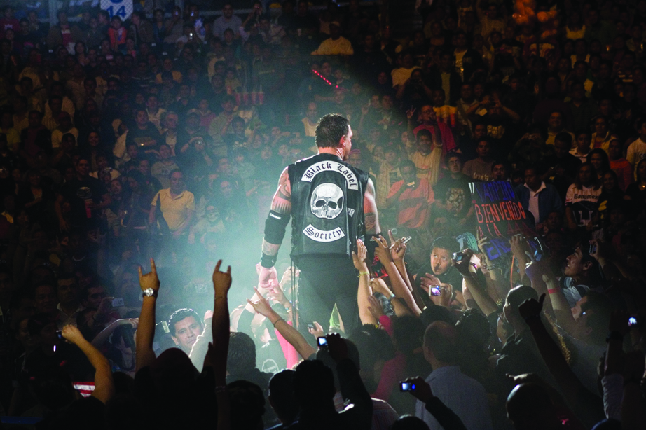 wrestling in front of 19 000 people ,Mexico City