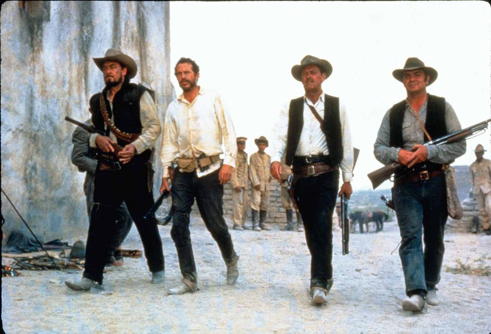 Still of William Holden, Ernest Borgnine, Ben Johnson and Warren Oates in The Wild Bunch (1969)