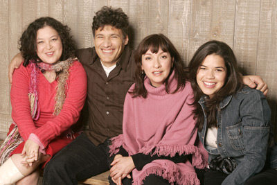 Steven Bauer, Elizabeth Peña, America Ferrera and Georgina Garcia Riedel at event of How the Garcia Girls Spent Their Summer (2005)