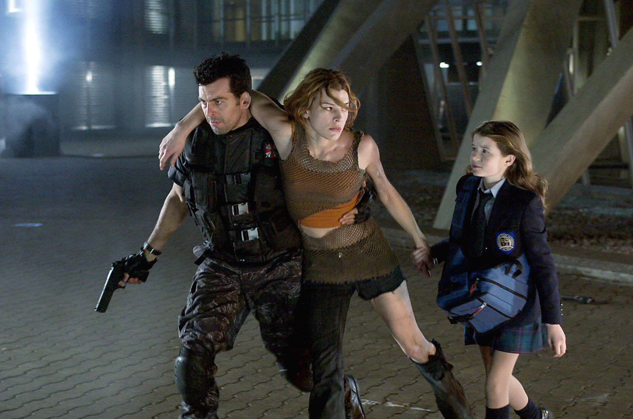 Still of Milla Jovovich, Oded Fehr and Sophie Vavasseur in Absoliutus blogis 2: Apokalipse (2004)