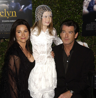Pierce Brosnan, Keely Shaye Smith and Sophie Vavasseur at event of Evelyn (2002)