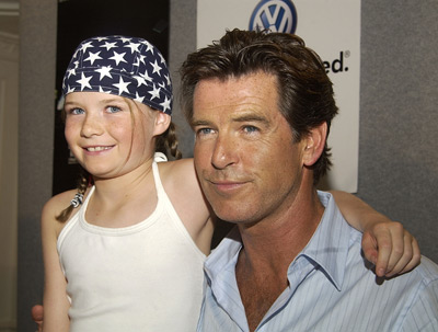Pierce Brosnan and Sophie Vavasseur at event of Evelyn (2002)
