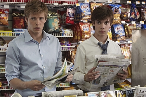 Still of Alexander Gould and Hunter Parrish in Weeds (2005)