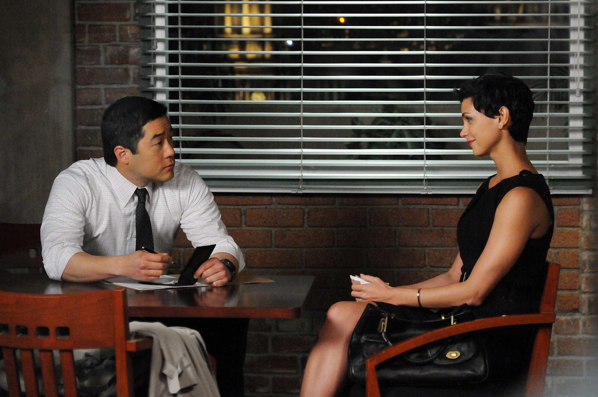 Still of Morena Baccarin and Tim Kang in Mentalistas (2008)